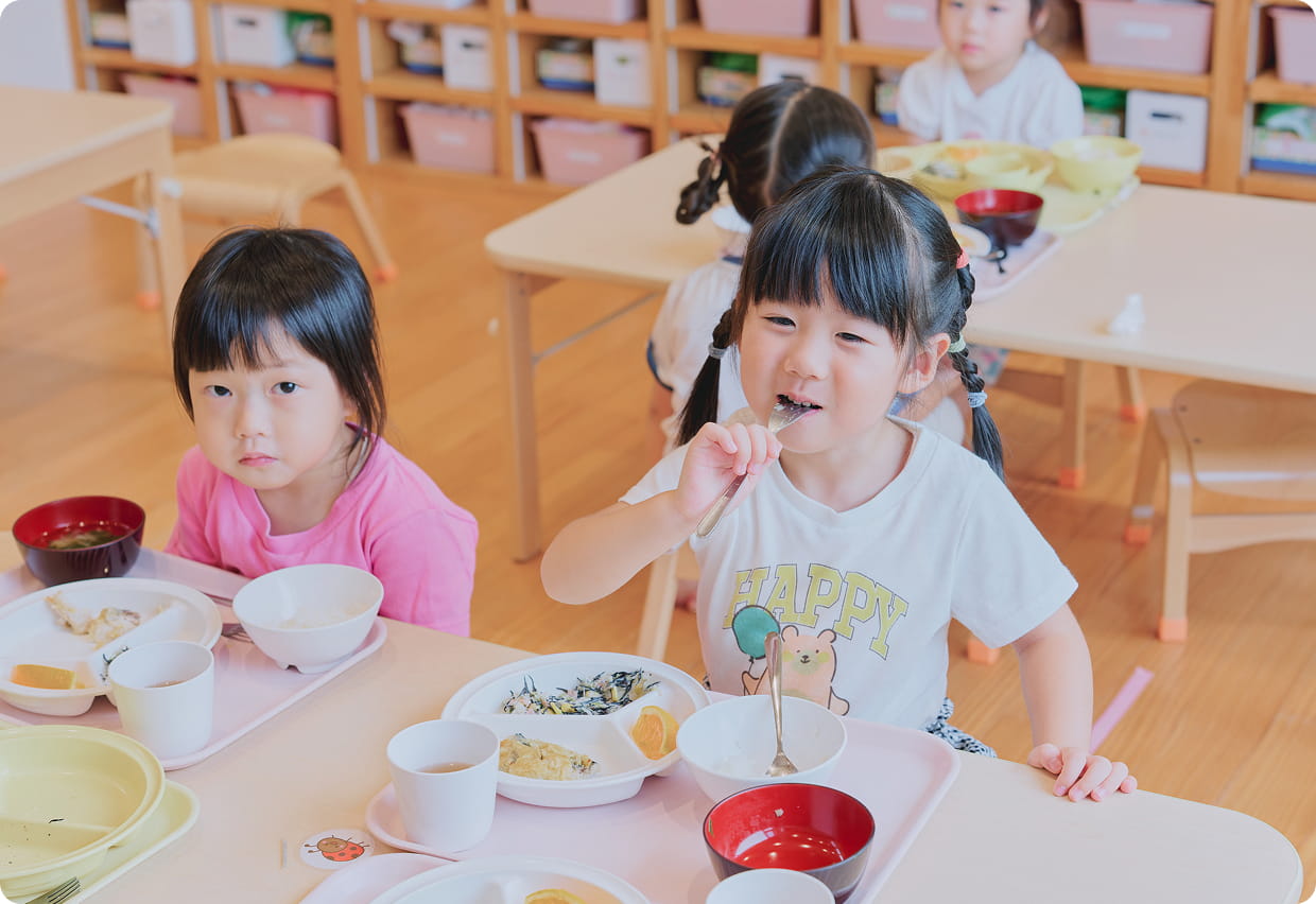 給食を食べる子どもたち