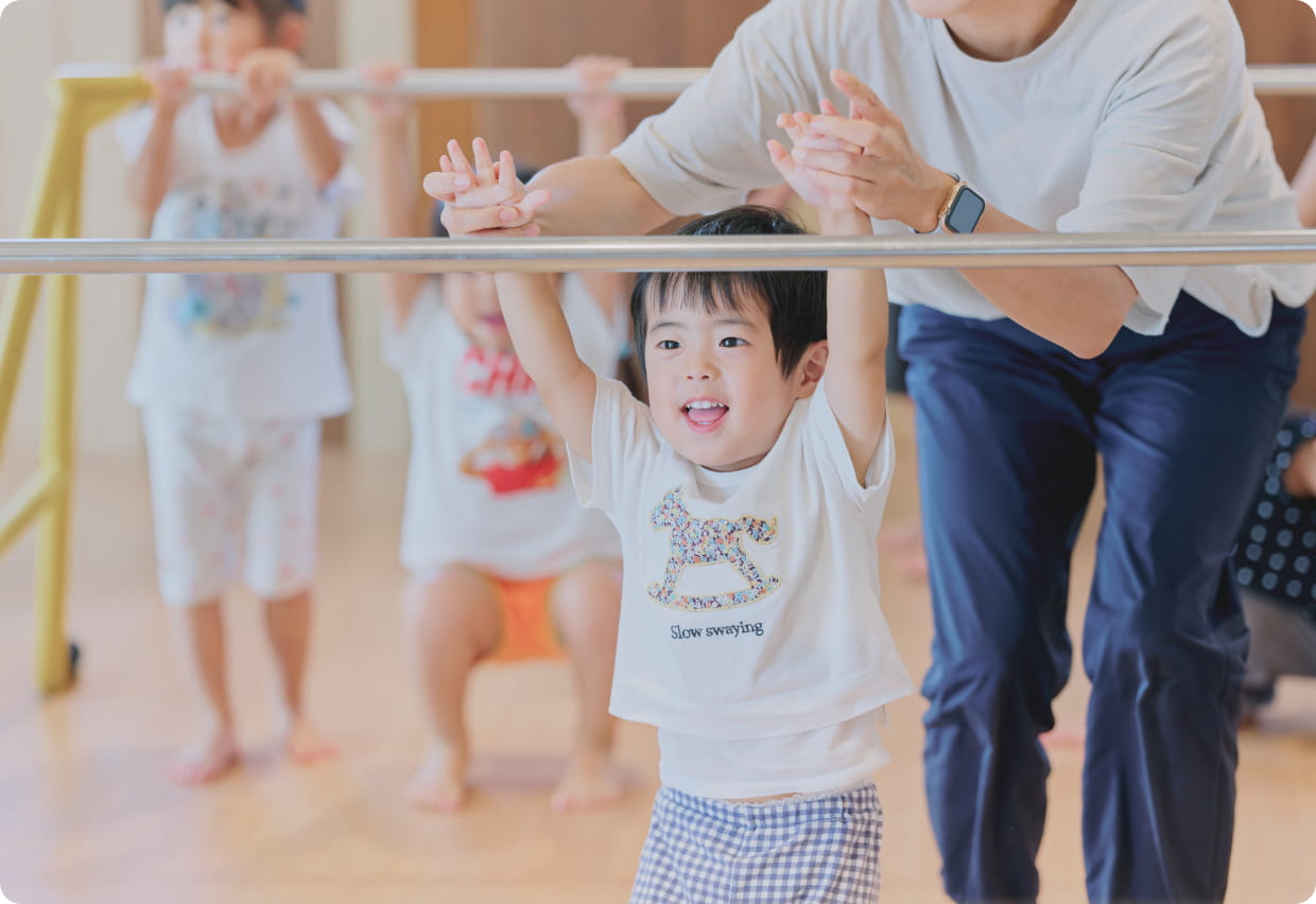 園庭で観察する子どもたち