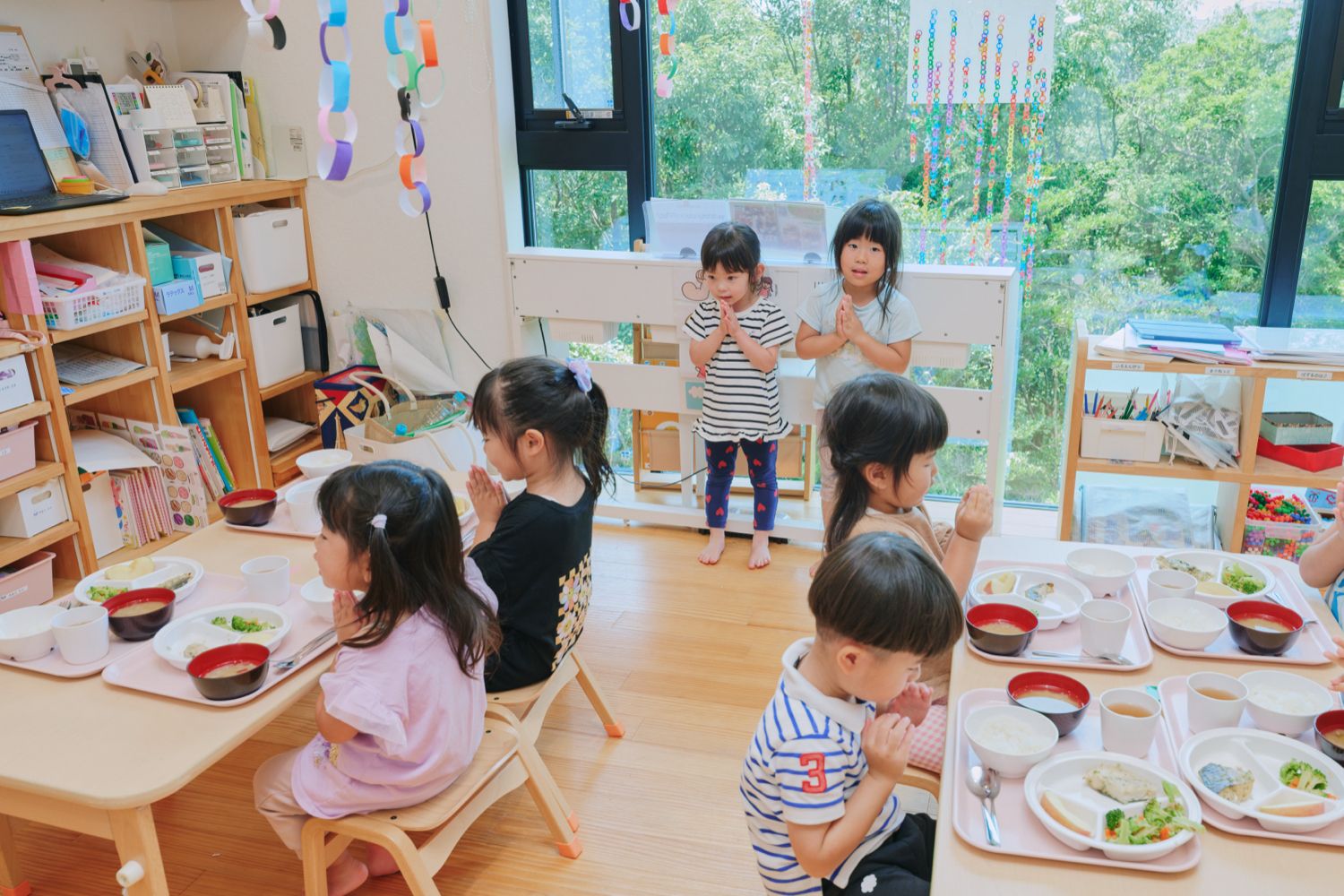 給食前の子どもたち